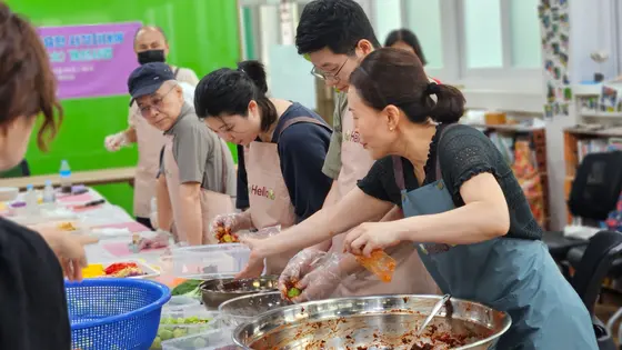 오이에 양념 바르기