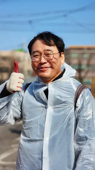 비옷 입고 엄지 척