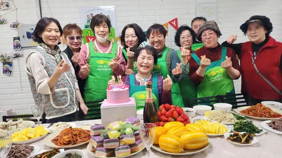 생일 상 앞에서