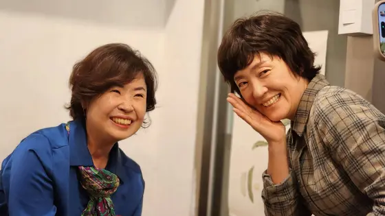 마주 보고 웃다