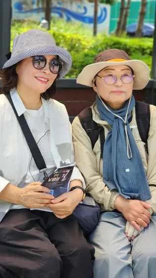 벤치에 나란히