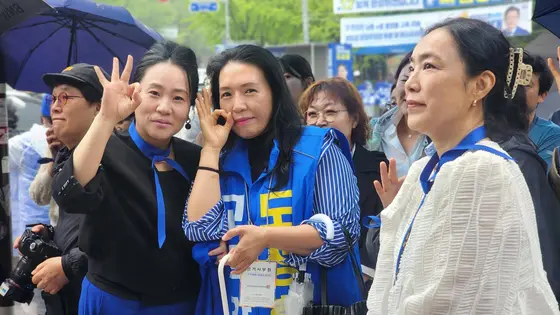 비 오는 날 세 사람