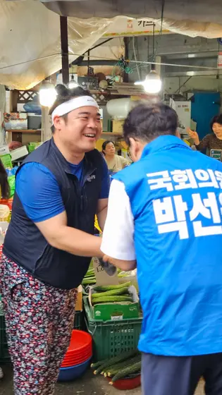 시장에서 반가운 인사