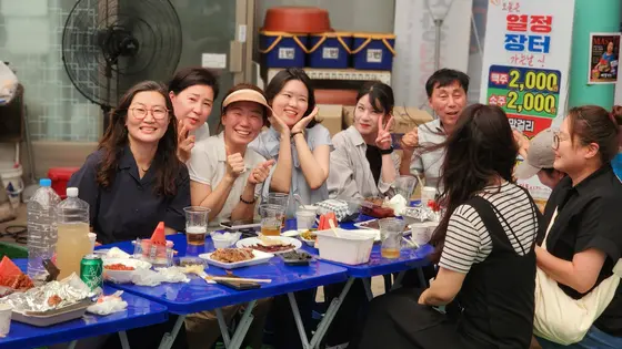장터 테이블의 웃음