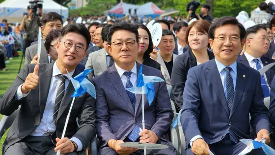 바람개비 든 세 사람