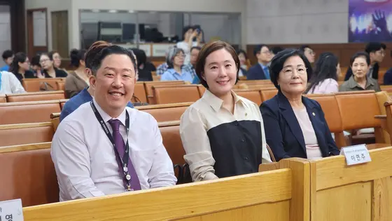 나란히 앉은 세 사람