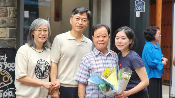 꽃다발 든 골목 어르신