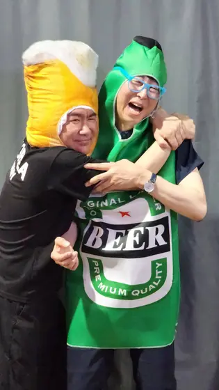 맥주병과 맥주잔의 포옹