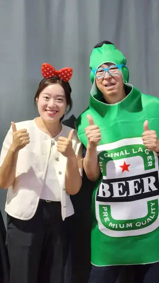 리본 머리띠와 맥주병