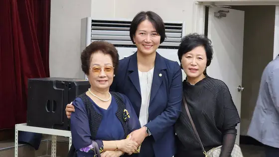 강당의 세 사람